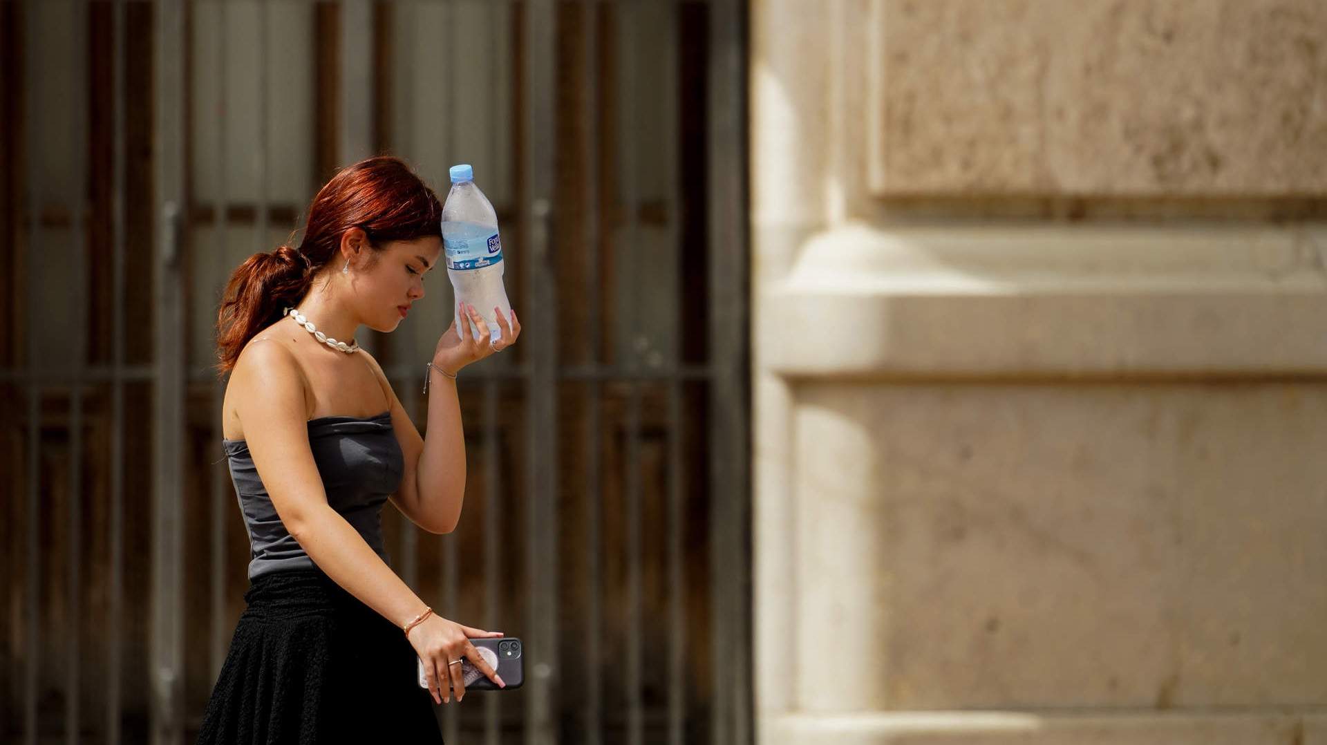 Una mujer con una botella de agua fría, en agosto, en Valencia. Eduardo Manzana / Europa Press