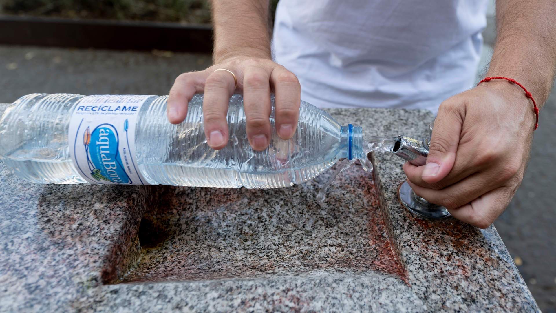 Una persona llena una botella de agua de una fuente, en agosto de 2023, en Madrid. Alberto Ortega / Europa Press