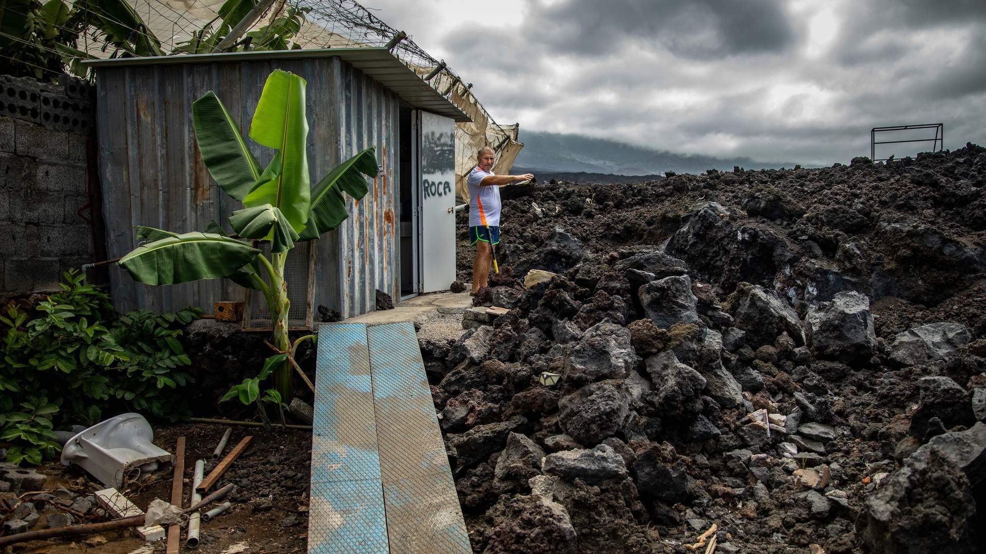 Vista de un lavabo construido sobre la colada, a 15 de septiembre de 2022, en Los Llanos de Aridane. Kike Rincón / Europa Press