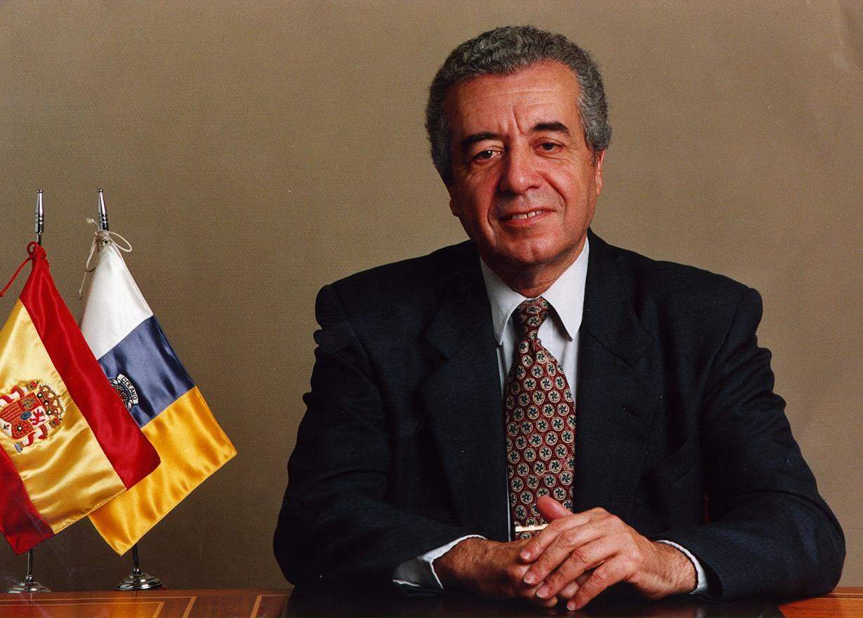 Los presidentes de Canarias, familiares y amigos dan el último adiós a Lorenzo Olarte