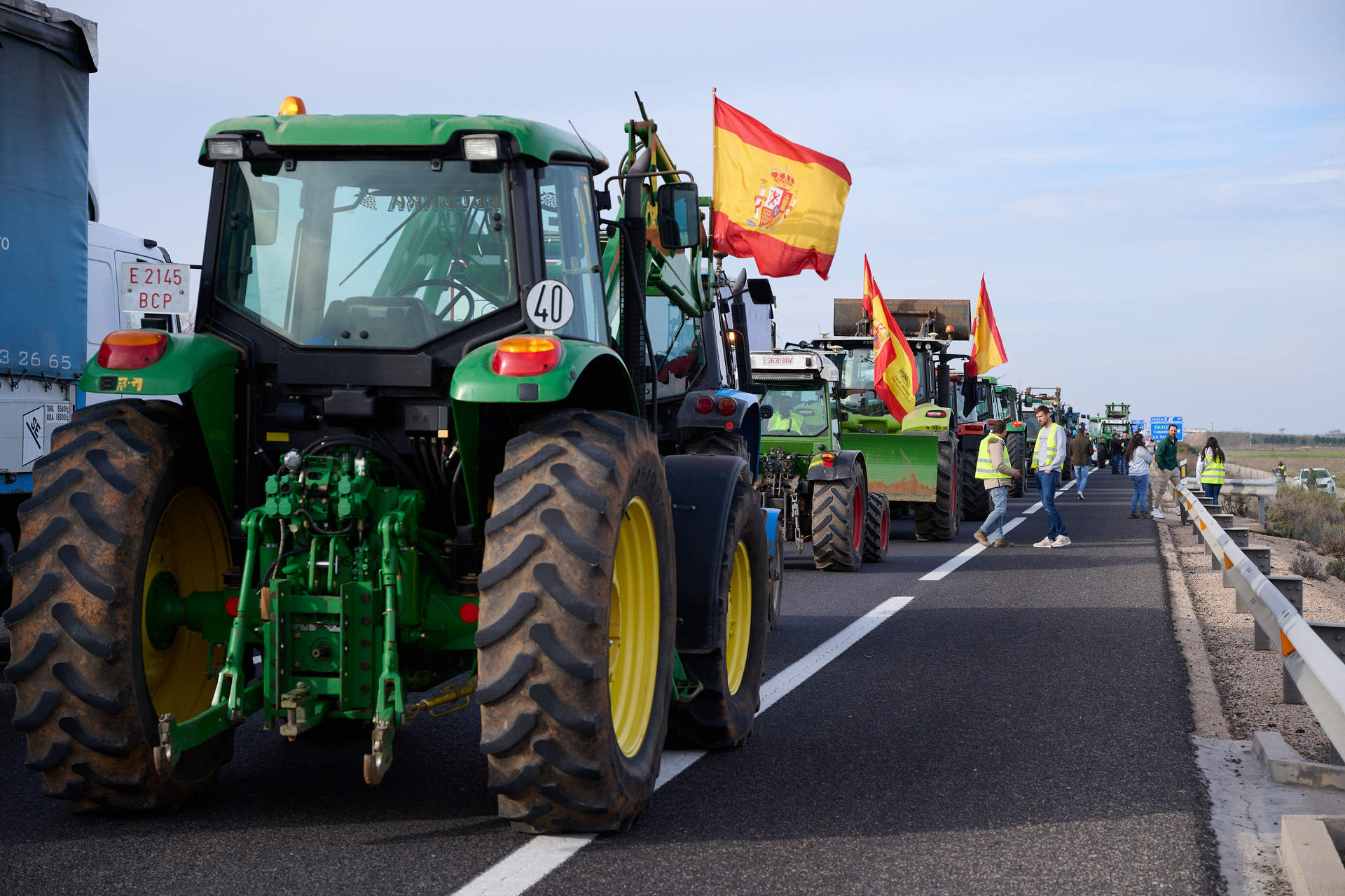 Los tractores de los agricultores se dirigen hacia el municipio de Manzanares por la autovía A-43, a su paso por la localidad de Tomelloso, Ciudad Real (Foto: Rey Sotolongo / Europa Press).