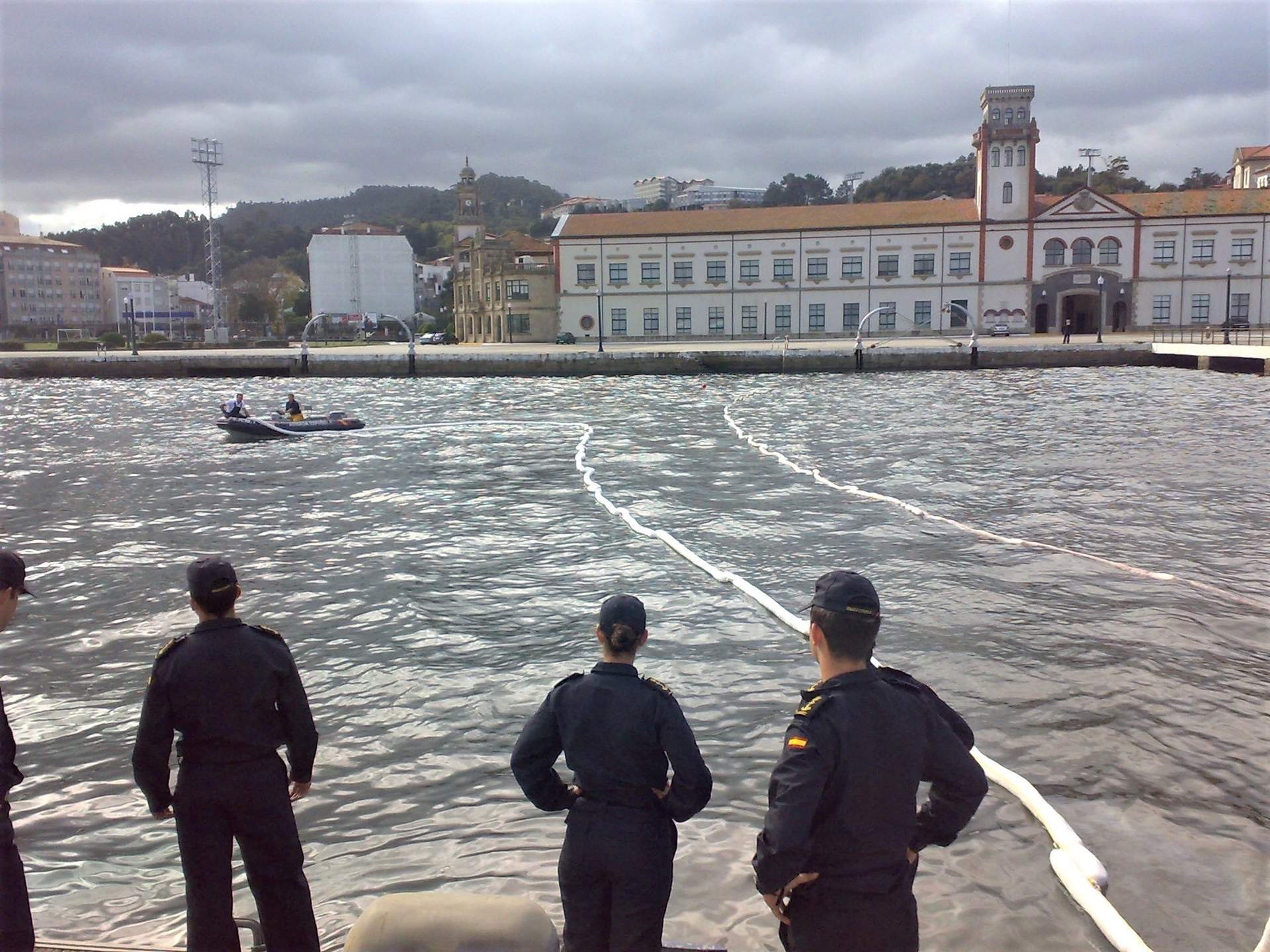 Ejercicio de despliegue de barrera anticontaminación de la Escuela Naval Militar de Marín.