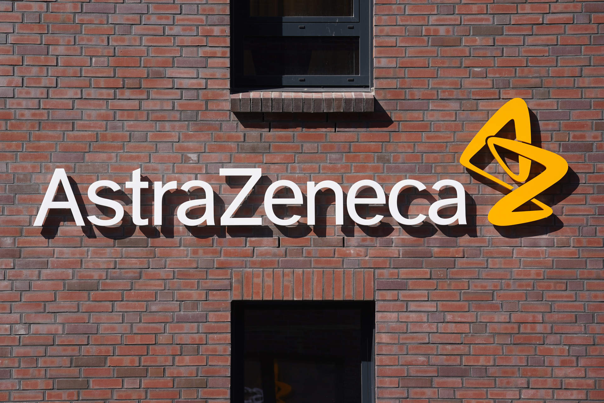 AstraZeneca duplica beneficios en 2023 tras ganar 5.533 millones de euros y anuncia un dividendo interino