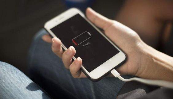Mitos y verdades sobre las baterías de los móviles: Estos son los consejos a los que debes hacer caso