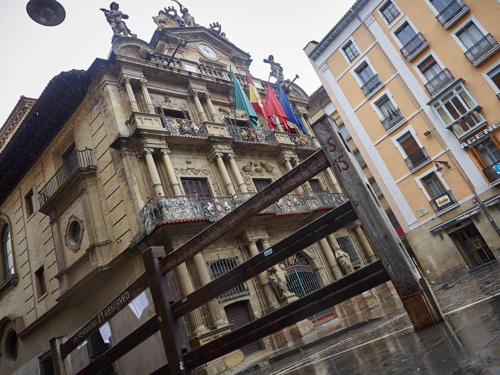 El Ayuntamiento de Pamplona muestra su solidaridad con las familias de los guardias civiles fallecidos en Barbate