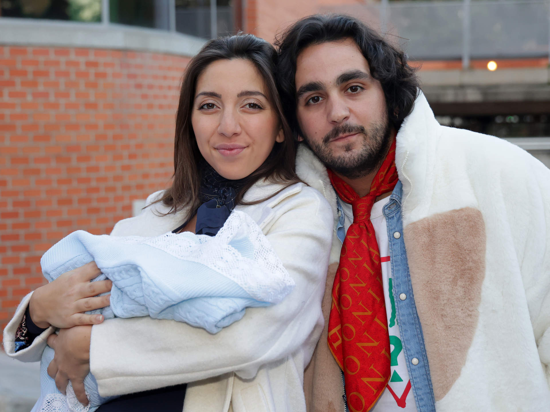 Lucía Fernanda Carmona e Ismael de la Rosa presentan a su primer hijo a la salida del hospital