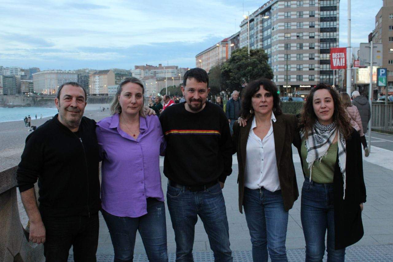 Pablo Iglesias aparece por 'sorpresa' en A Coruña para dar su apoyo a Faraldo (Podemos)