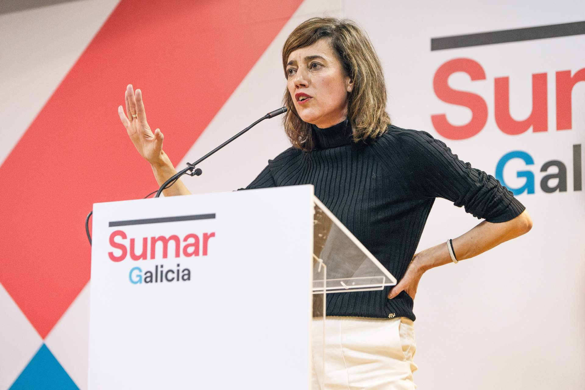 La candidata de Sumar Galicia a la presidencia de la Xunta de Galicia, Marta Lois, interviene durante un acto de campaña de Sumar, en la Facultad de Políticas de Santiago, a 15 de febrero de 2024, en Santiago de Compostela, A Coruña, Galicia.