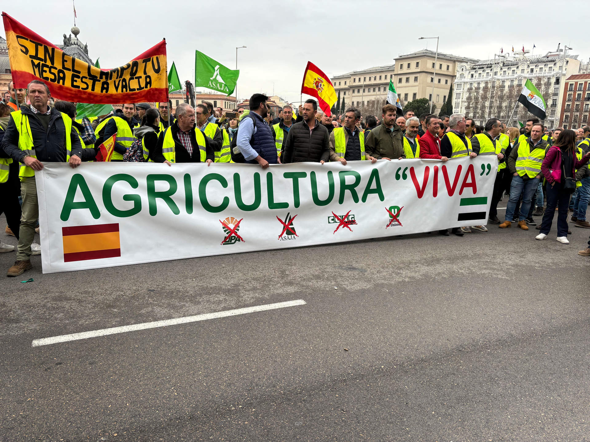 Una de las pancartas de la manifestación que dice Agricultura "Viva"