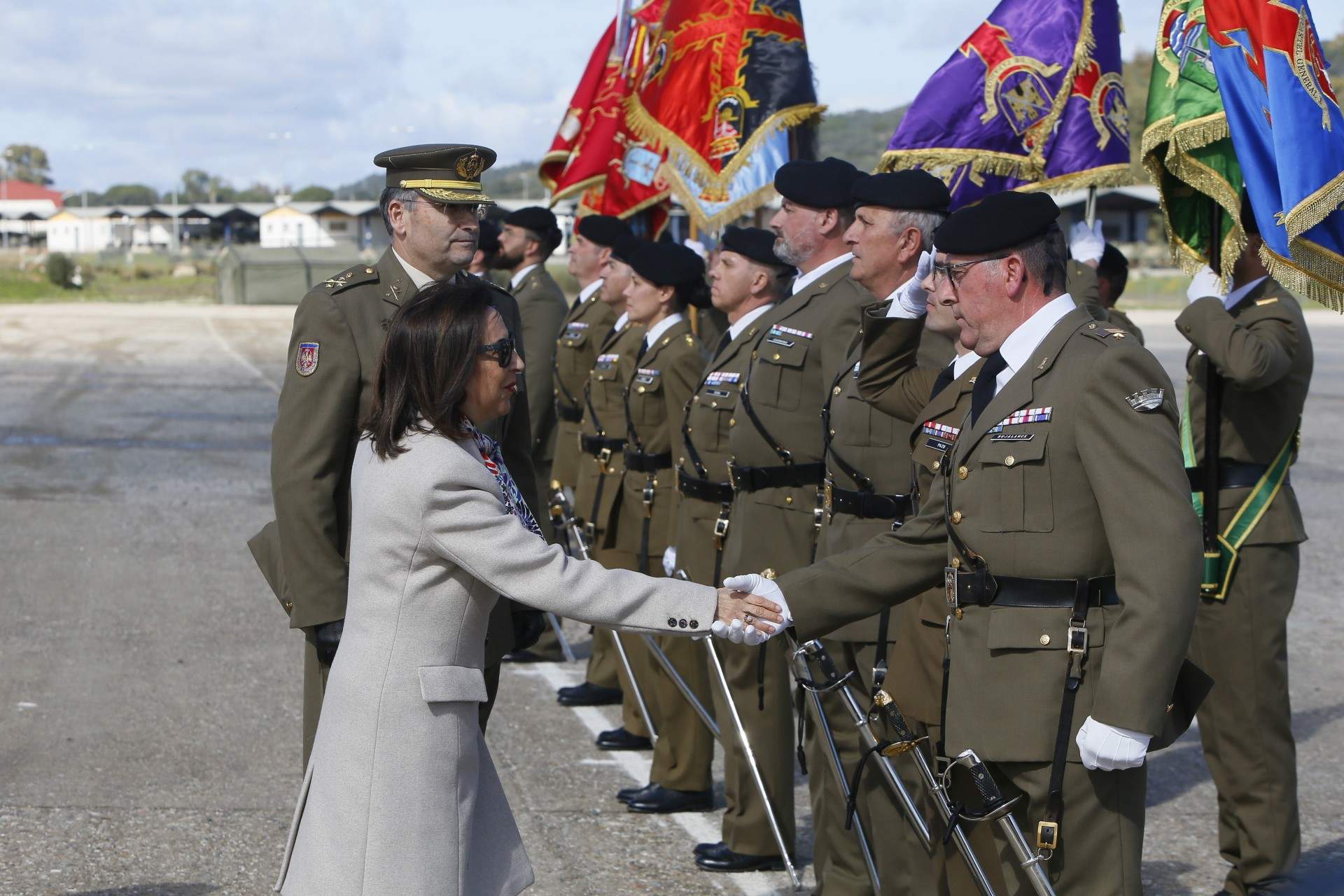 La ministra de Defensa, Margarita Robles, saluda a soldados de la Brigada 'Guzmán el Bueno' X de Córdoba en compañía del general de brigada Ferrnando Ruiz Gómez.