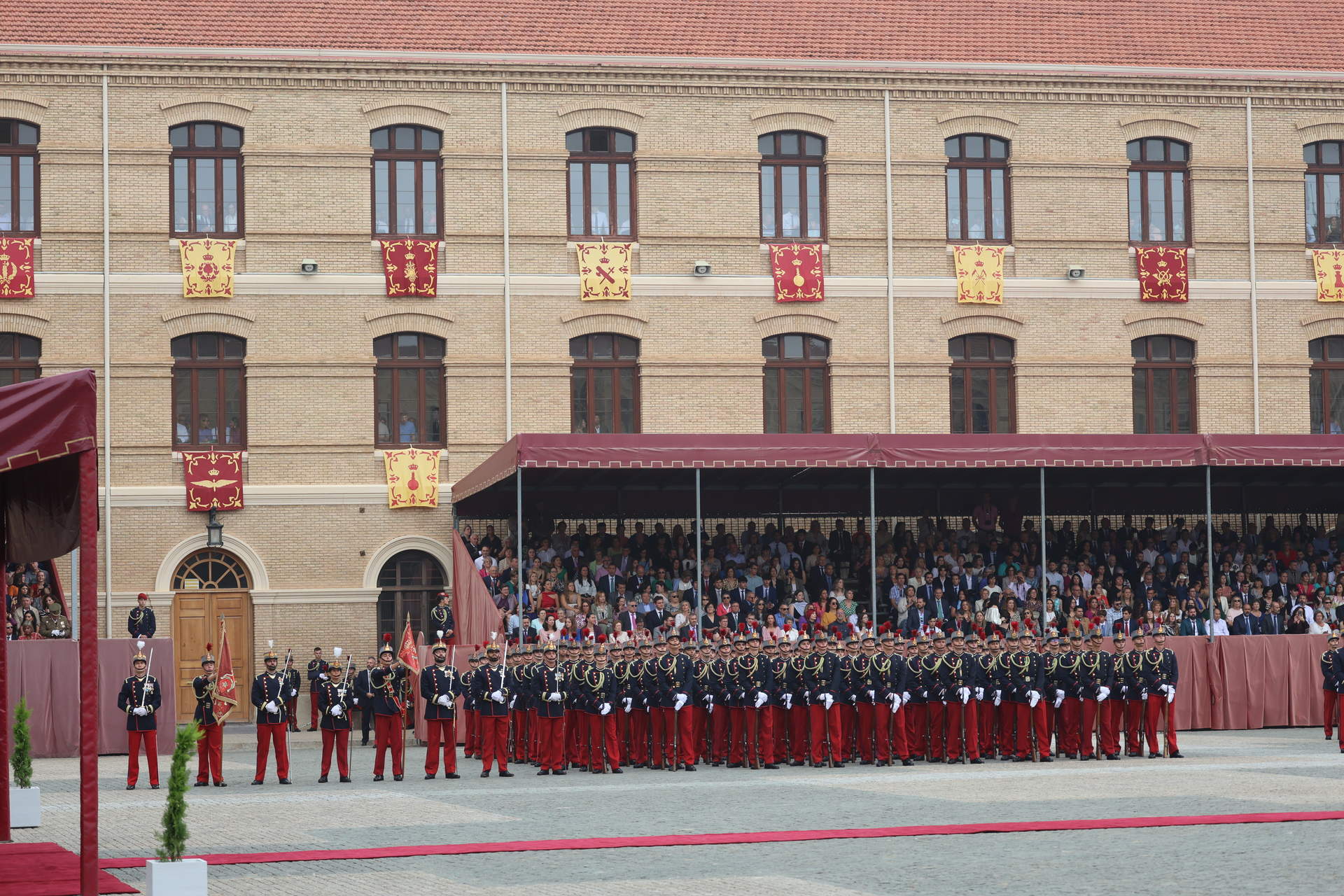 Jura de bandera en el Patio de Armas de la Academia General Militar de Zaragoza (Foto: Raúl Terrel / Europa Press).