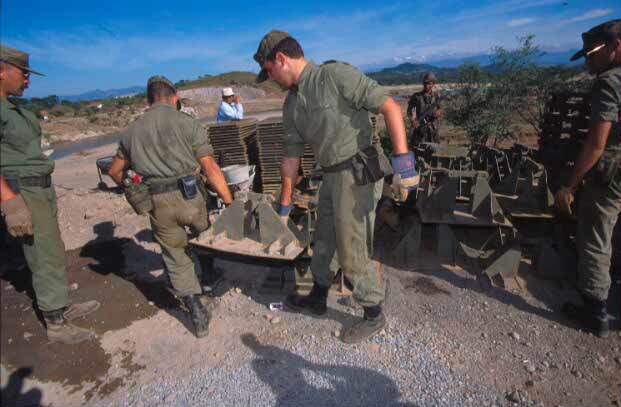 Militares españoles en la frontera entre Honduras y Nicaragua tras el huracán Mitch. (Foto: Edu Fernández / Ministerio de Defensa).