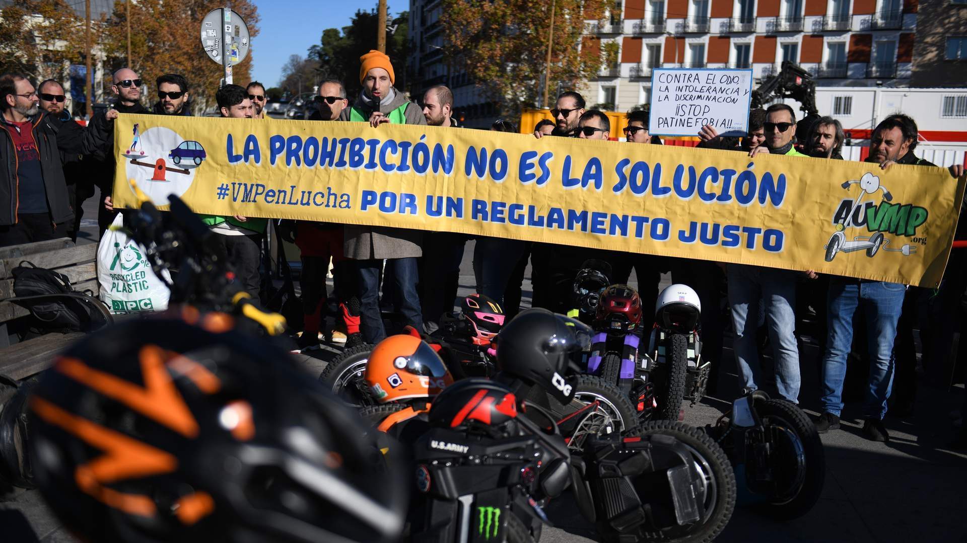 Varias personas durante una manifestación en contra de la prohibición de los patinetes eléctricos en transporte público, en diciembre, en Madrid. Fernando Sánchez / Europa Press