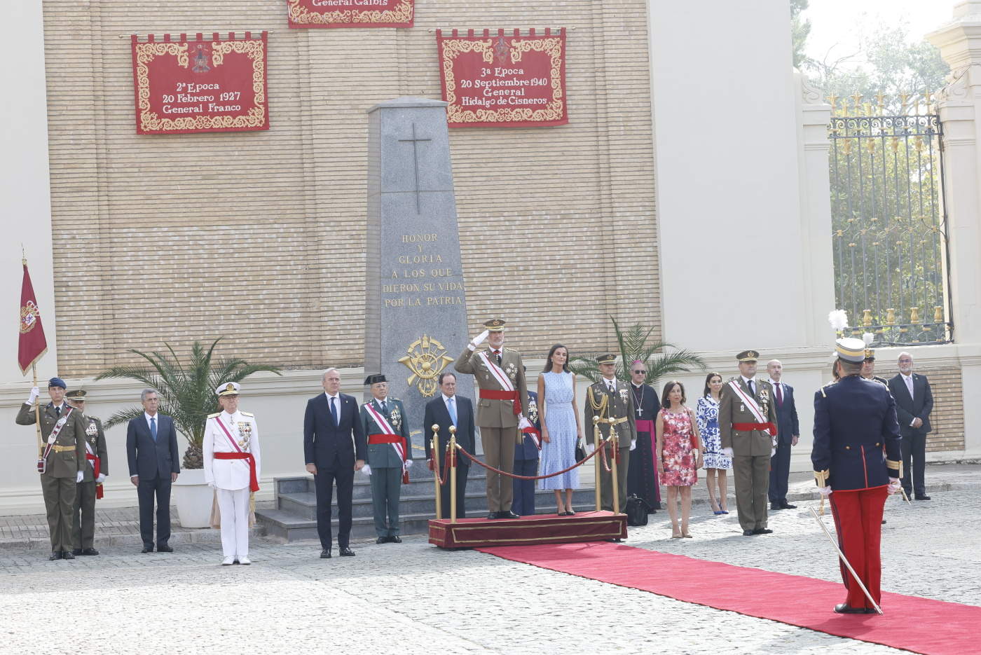 Los reyes y el resto de autoridades, en la jura de bandera de la princesa Leonor (Foto: Casa de S.M. el Rey).