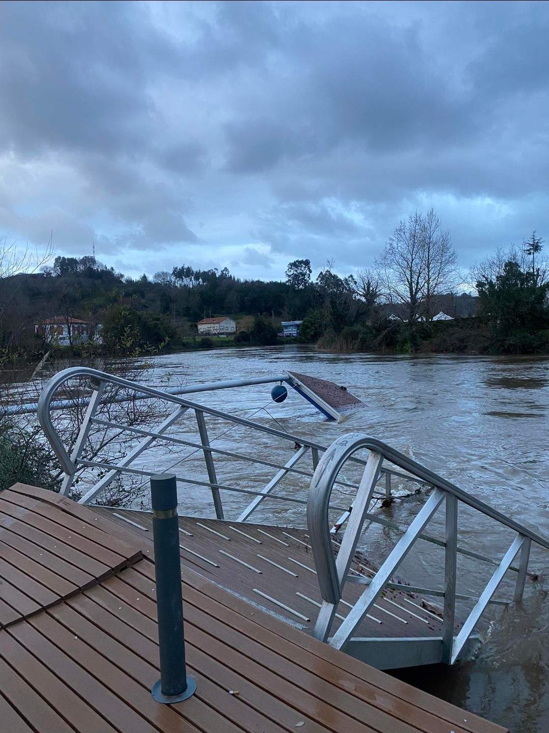 El pantalán de Oruña sufre daños  importantes  por la crecida del río Pas, en Cantabria