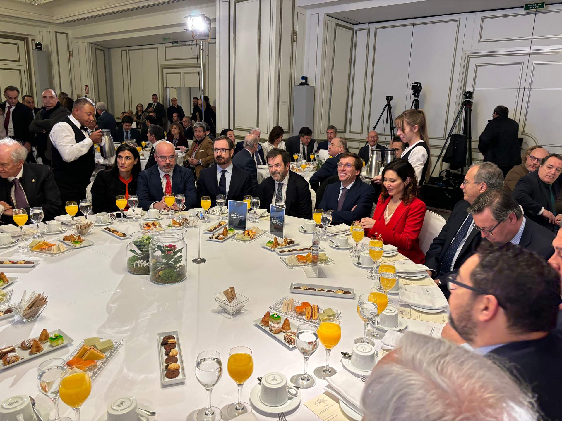 el alcalde Almeida durante el desayuno informativo de Nueva Economía Forum, rodeado del resto de personalidades