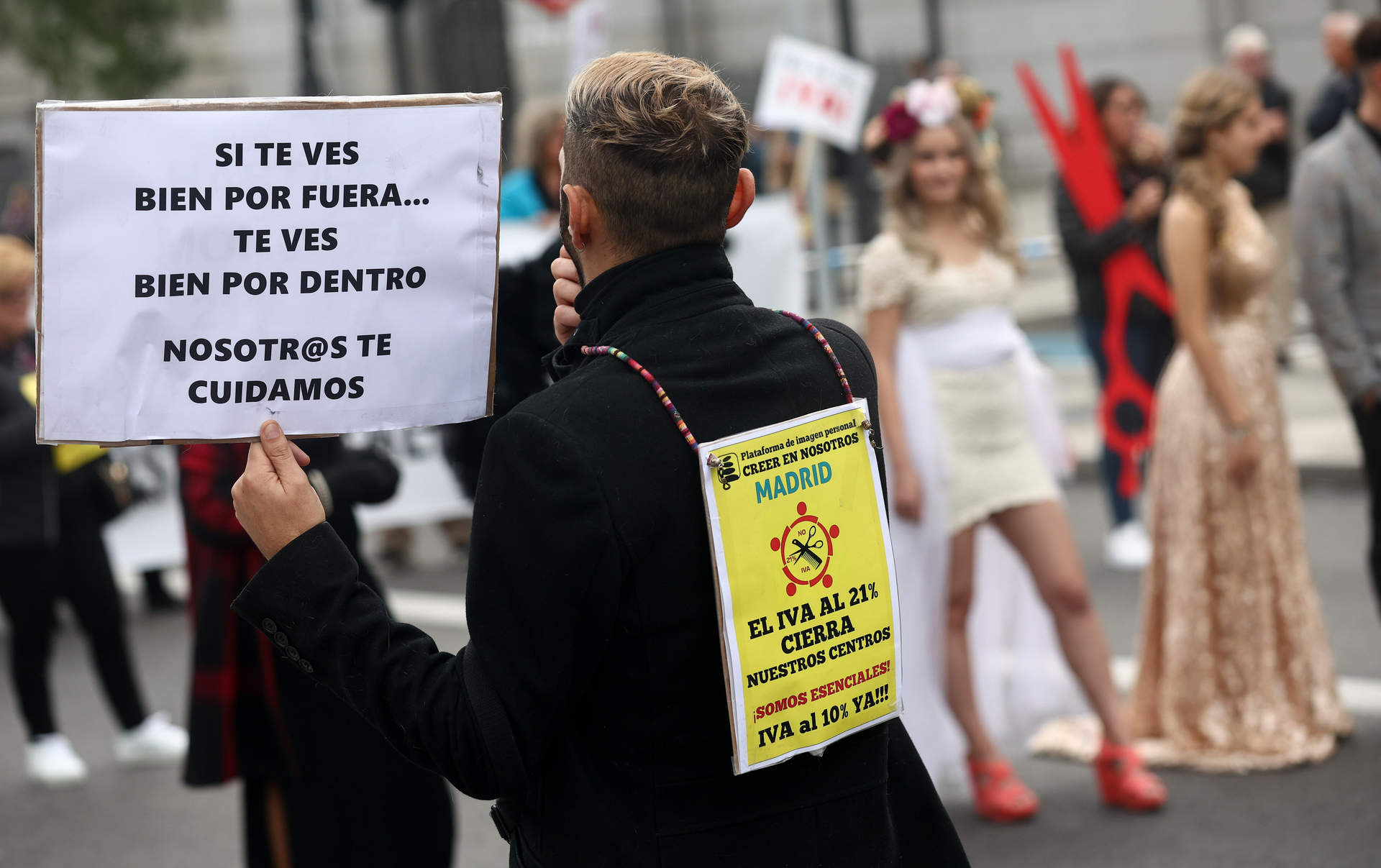 Un hombre sujeta un cartel en una manifestación para reclamar la bajada del IVA al 10%, en octubre de 2022, en Madrid. Foto: Eduardo Parra / Europa Press