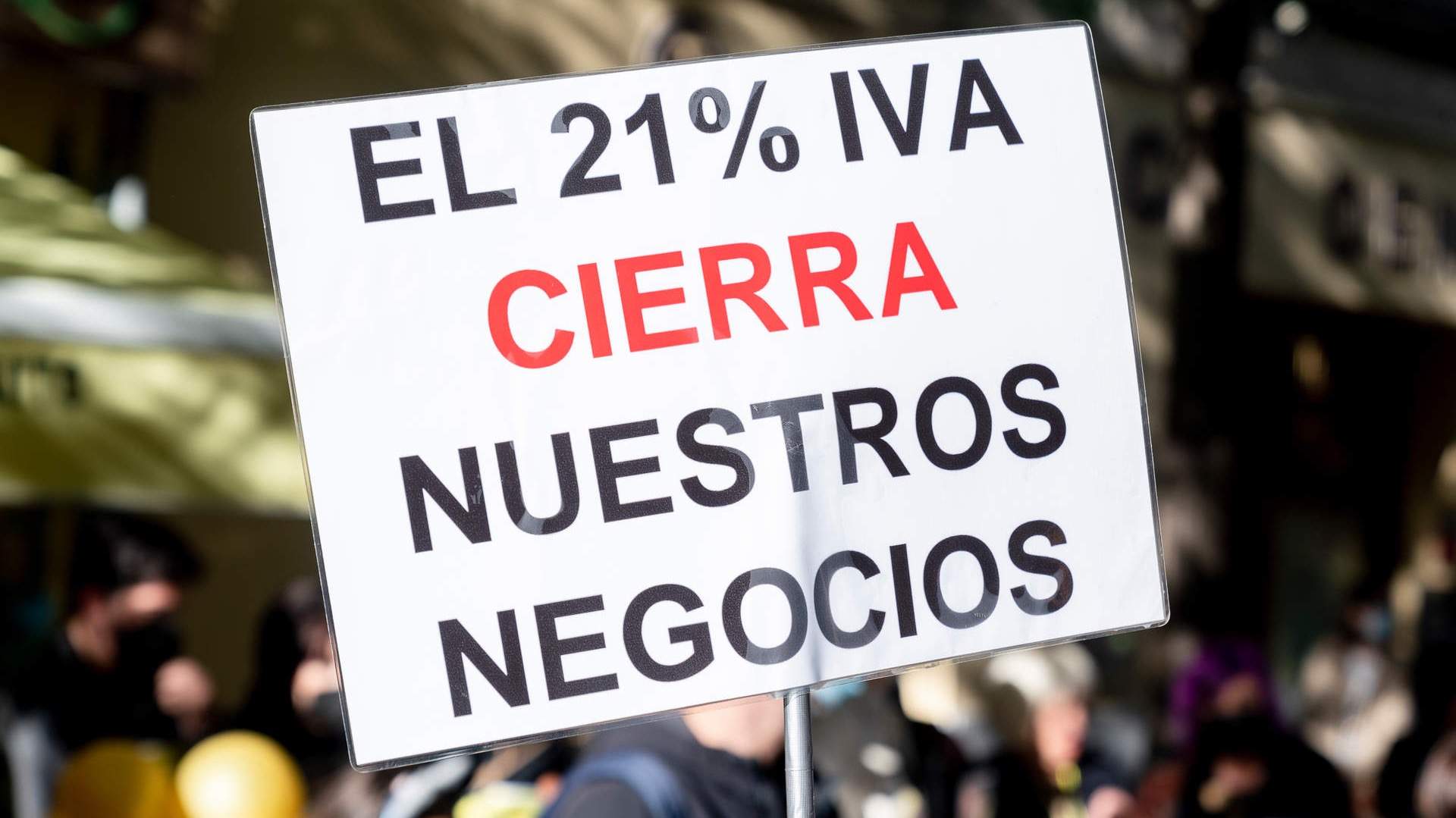 Una pancarta durante la concentración por la bajada del IVA a la imagen personal ante la sede del PSOE, a 25 de octubre de 2021, en Madrid. Foto: A. Pérez Meca / Europa Press