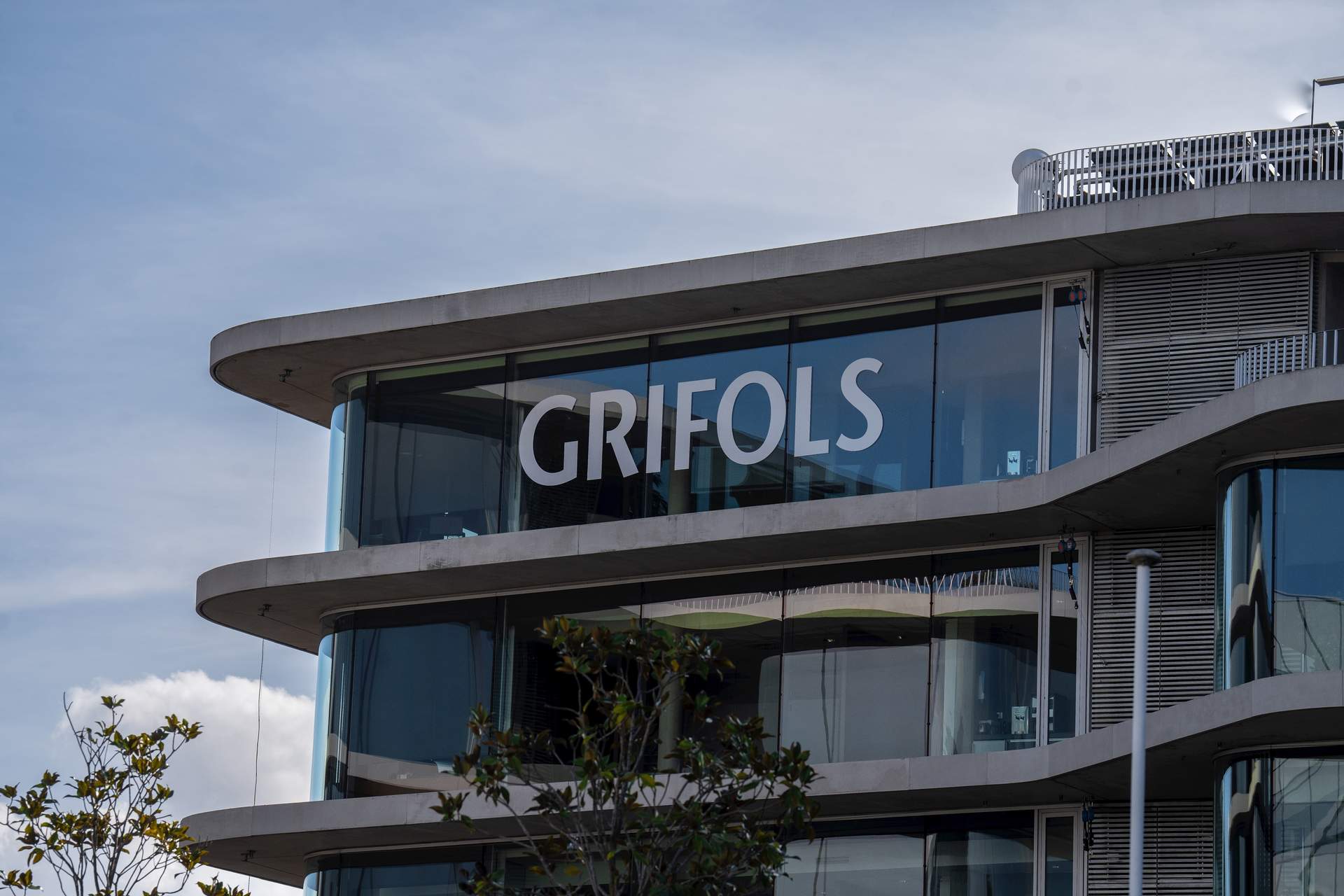Grifols firma el peor resultado en Bolsa al caer un 10% tras el nuevo ataque de los bajistas