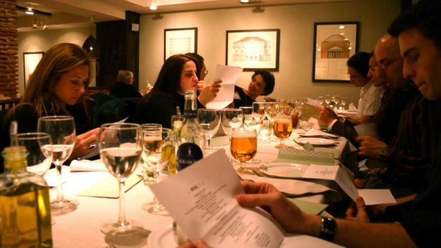 Imagen de la mesa de un restaurante durante un servicio de cenas