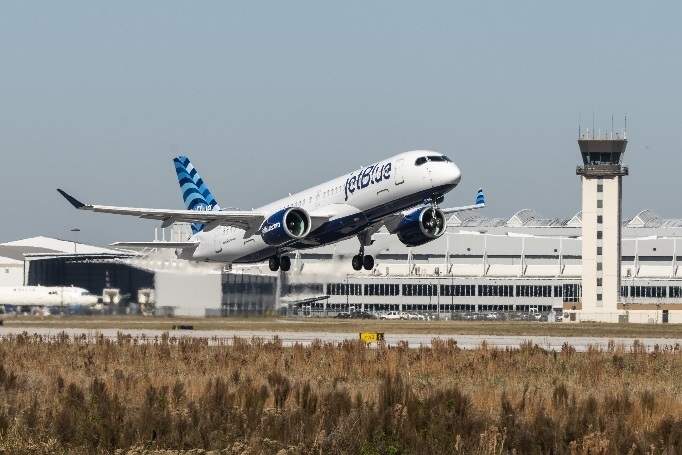 La aerolínea JetBlue renuncia a comprar a su rival Spirit tras un fallo judicial que bloquea la operación