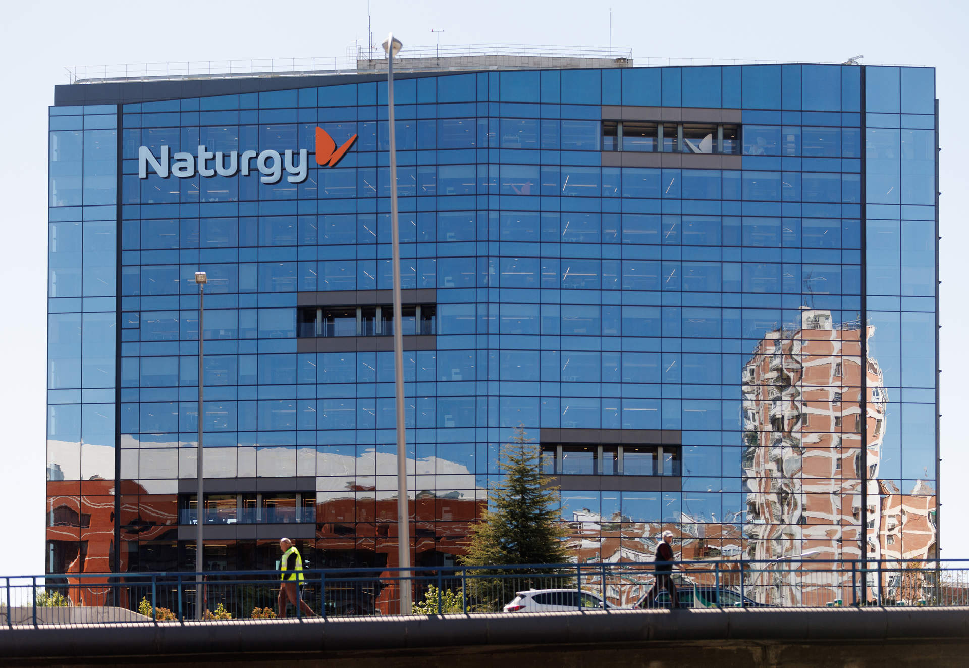 Naturgy contacta con los clientes para responsabilizar al Gobierno la subida de la luz