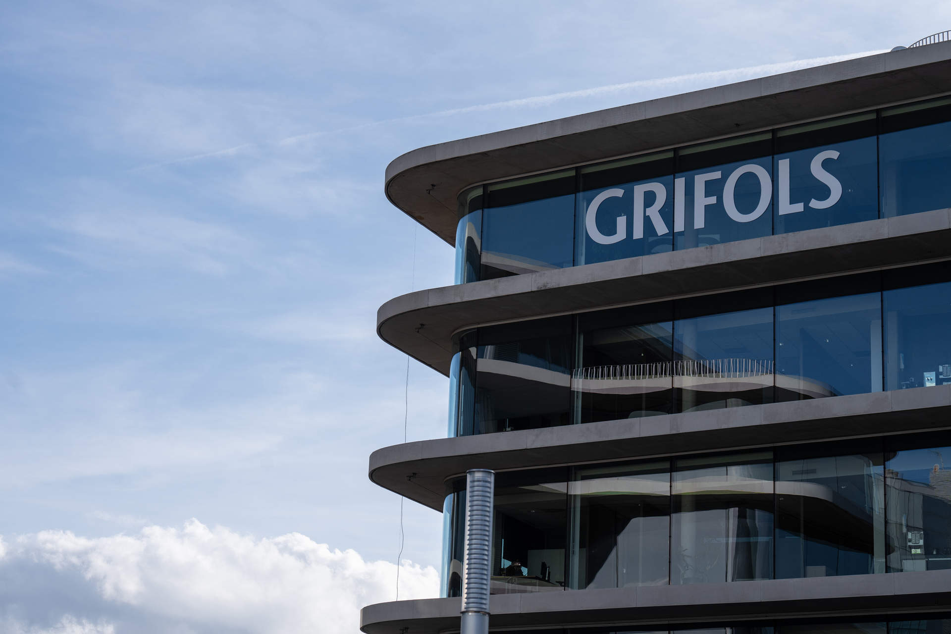 La filial de Grifols en Estados Unidos indemnizó con 5 millones a su expresidente Steven F. Mayer.