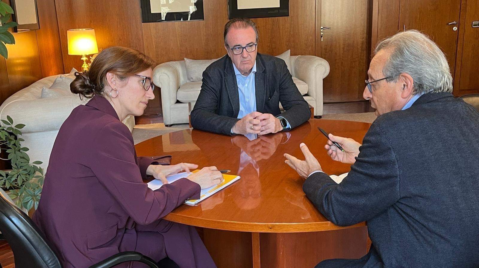 Mónica García el presidente de CESM, Tomás Toranzo, y el vicesecretario general, Víctor Pedrera, en la reunión del pasado viernes. Foto: CESM