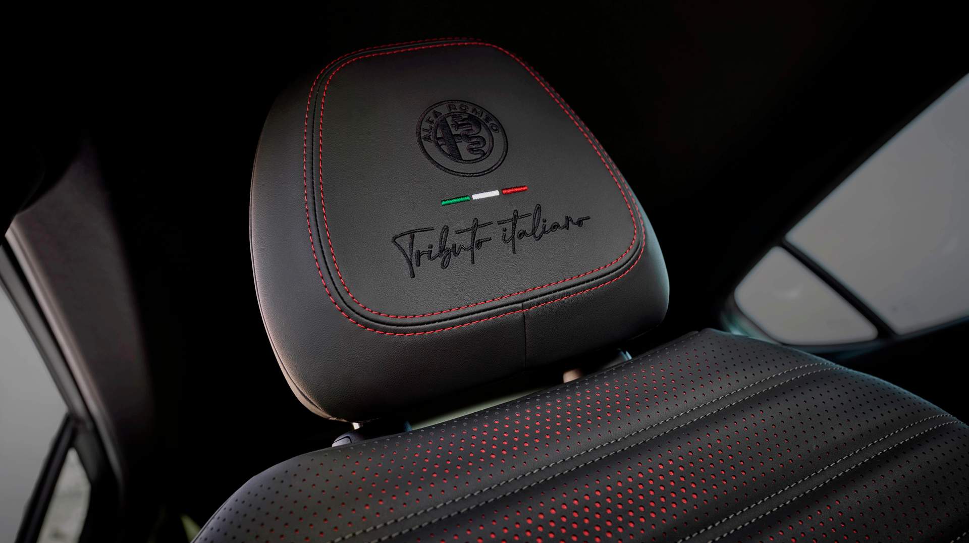 Los reposacabezas delanteros llevan bordado el logo “Tributo italiano”. A destacar los puntos rojos en los asientos de cuero negro.
