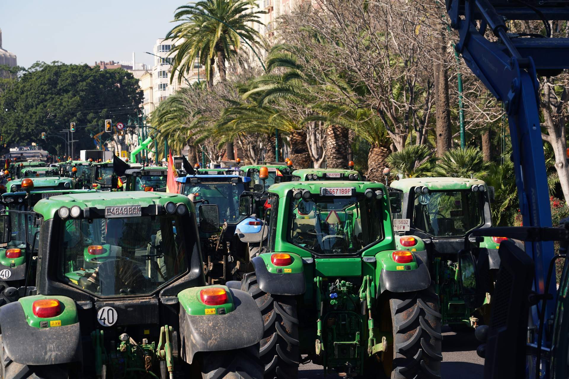 Los agricultores andaluces persisten por sexta semana en sus protestas con movilizaciones en Almería y Málaga