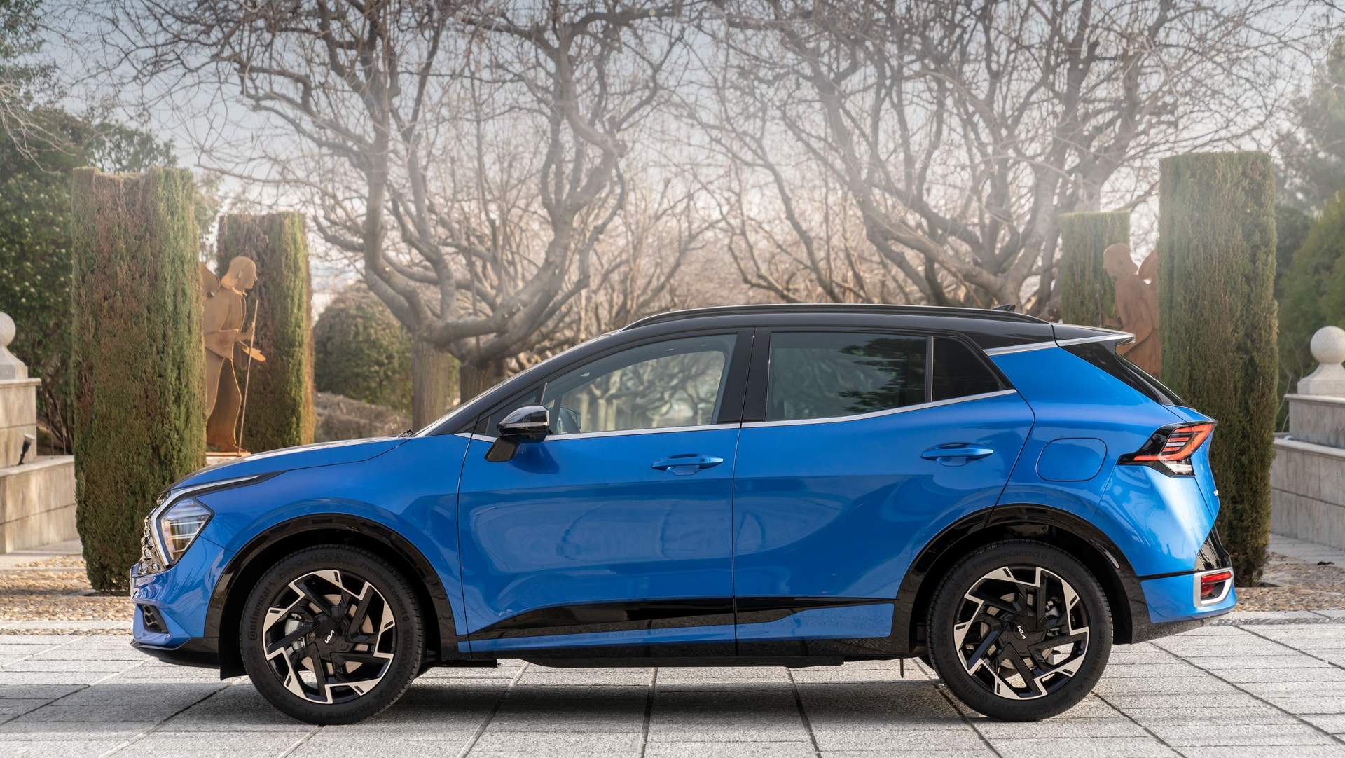 El atractivo del Kia Sportage también queda bien patente en vista lateral, destacando el perfil cromado que se extiende hasta la parte trasera de la carrocería y sigue el contorno del alerón trasero.