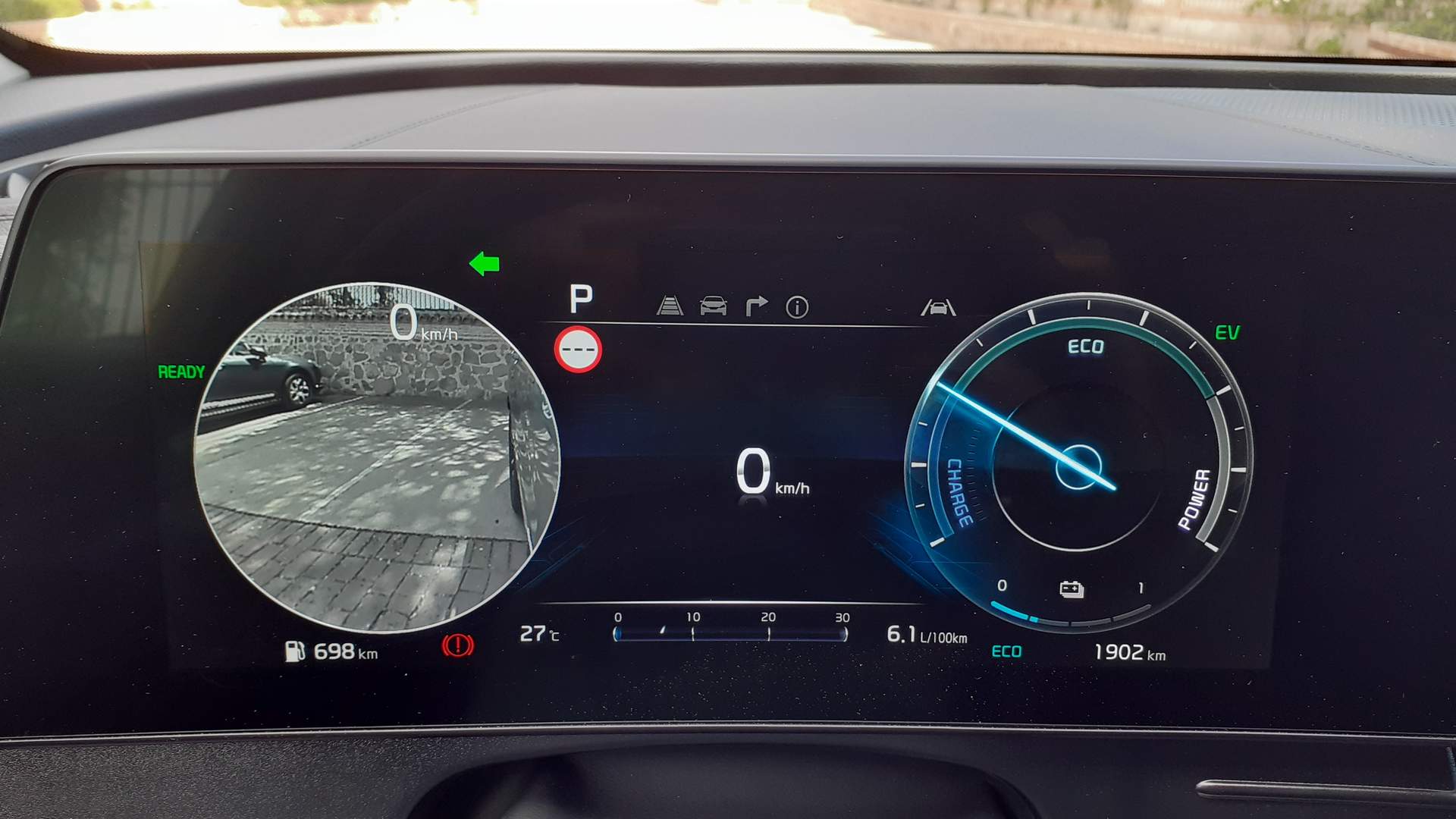 El monitor de ángulo muerto muestra en la instrumentación una imagen de la parte trasera y lateral del vehículo cuando se acciona el intermitente.