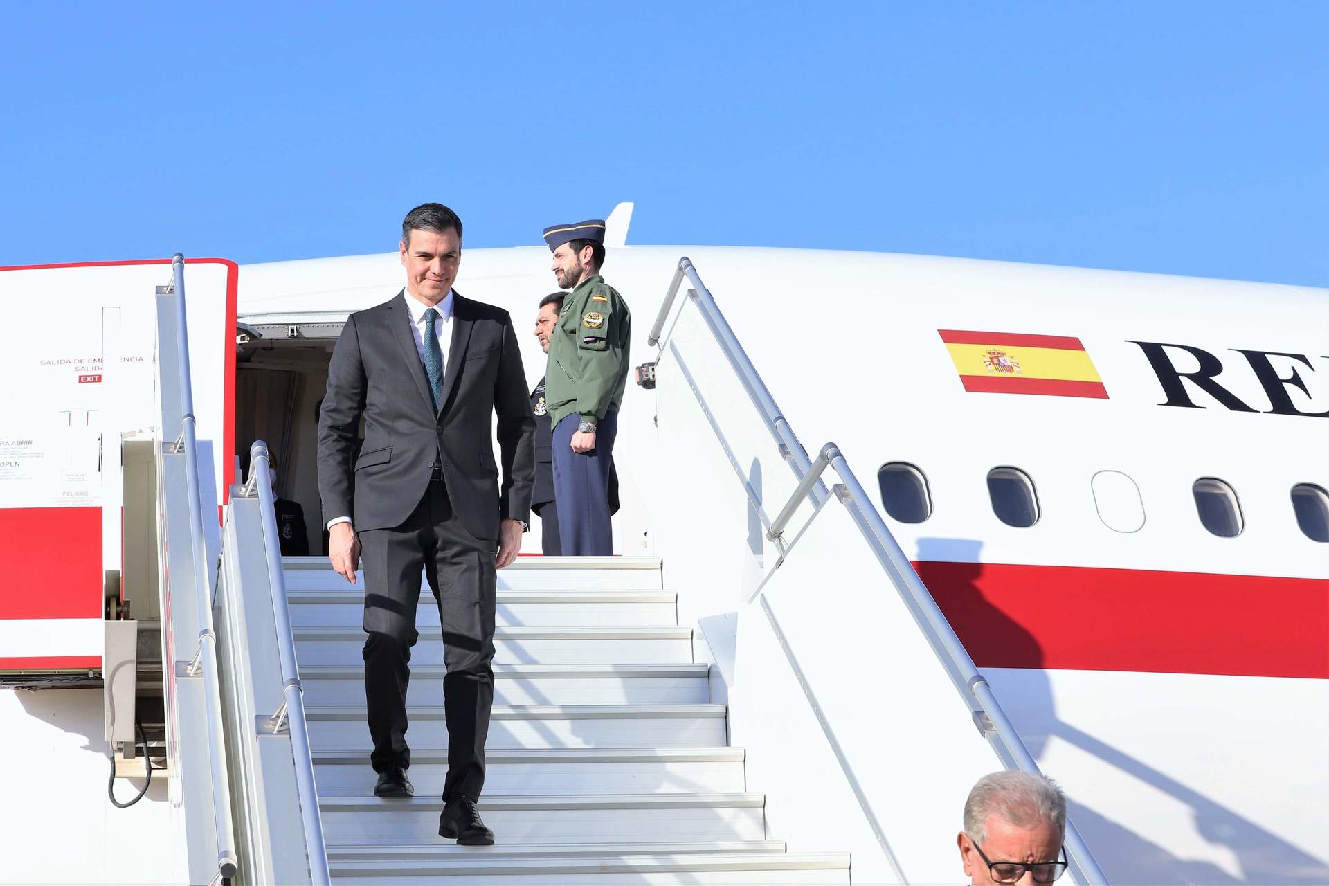 El presidente del Gobierno de España, Pedro Sánchez, baja del avión presidencial a su llegada a Marruecos.
