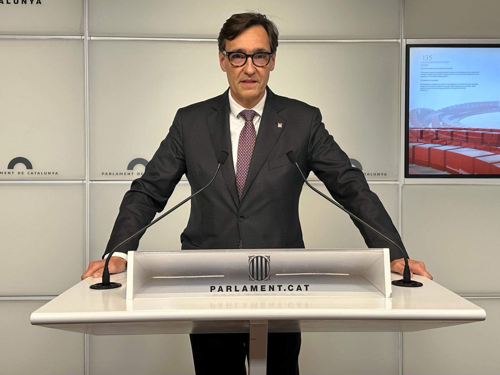 El primer secretario del PSC, Salvador Illa, en una rueda de prensa en el Parlament.