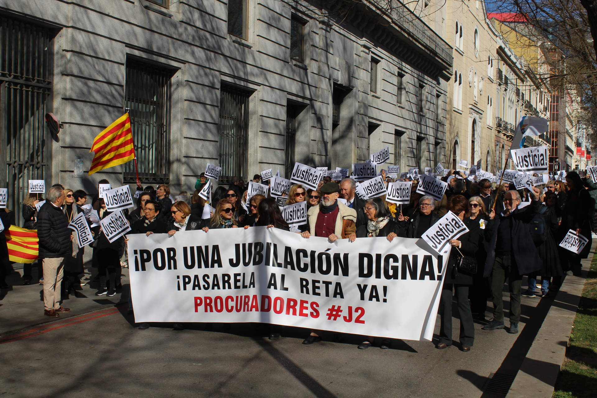 Manifestación organizada por el Movimiento J2 de abogados y procuradores contra las mutualidades, 3 de febrero de 2024. (Foto: Carla Stavraky)