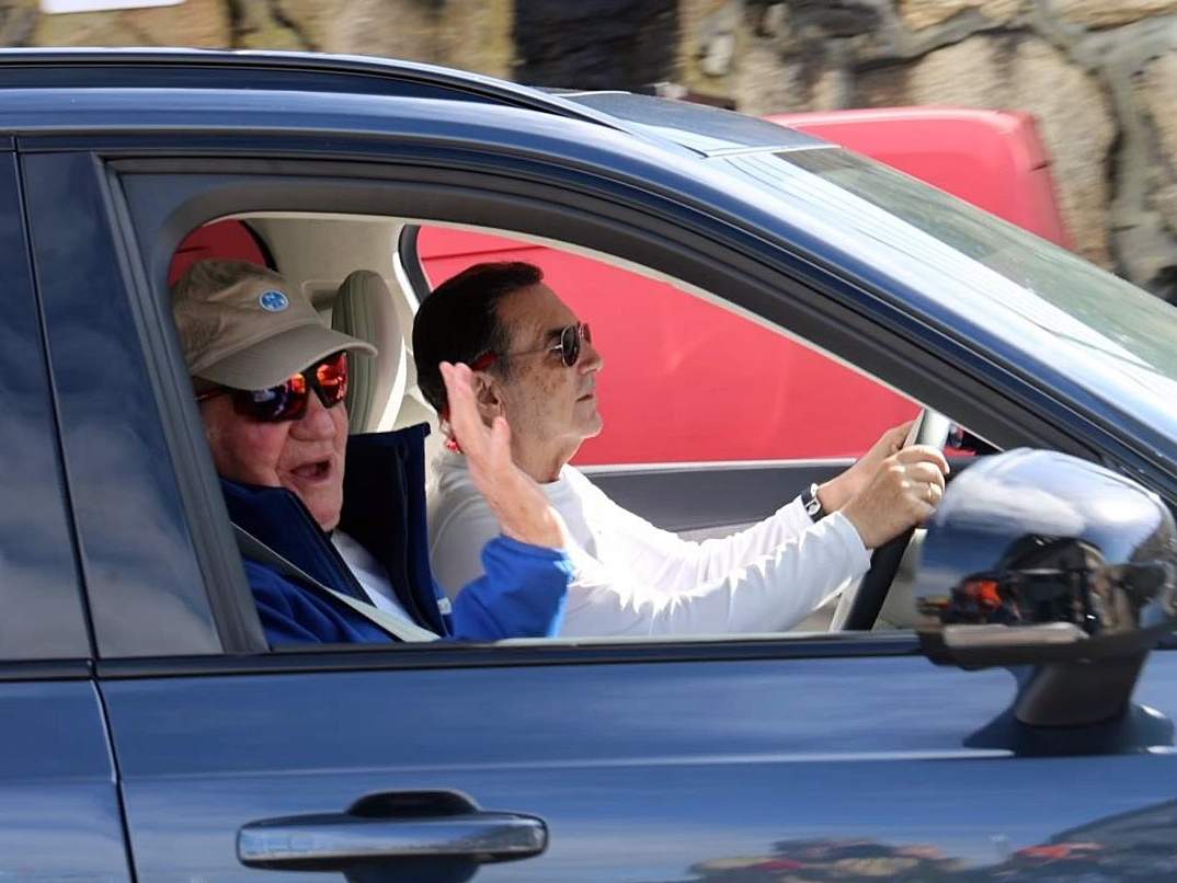 El Rey Juan Carlos muestra su cercanía con la prensa en Sanxenxo