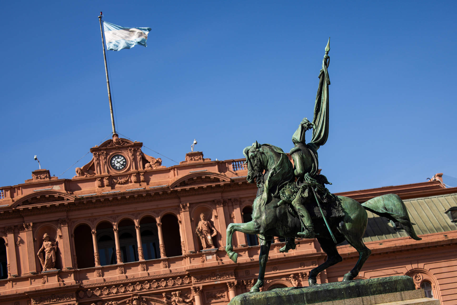 S&P mantiene la calificación de Argentina en 'CCC' pero eleva su perspectiva a 'estable'