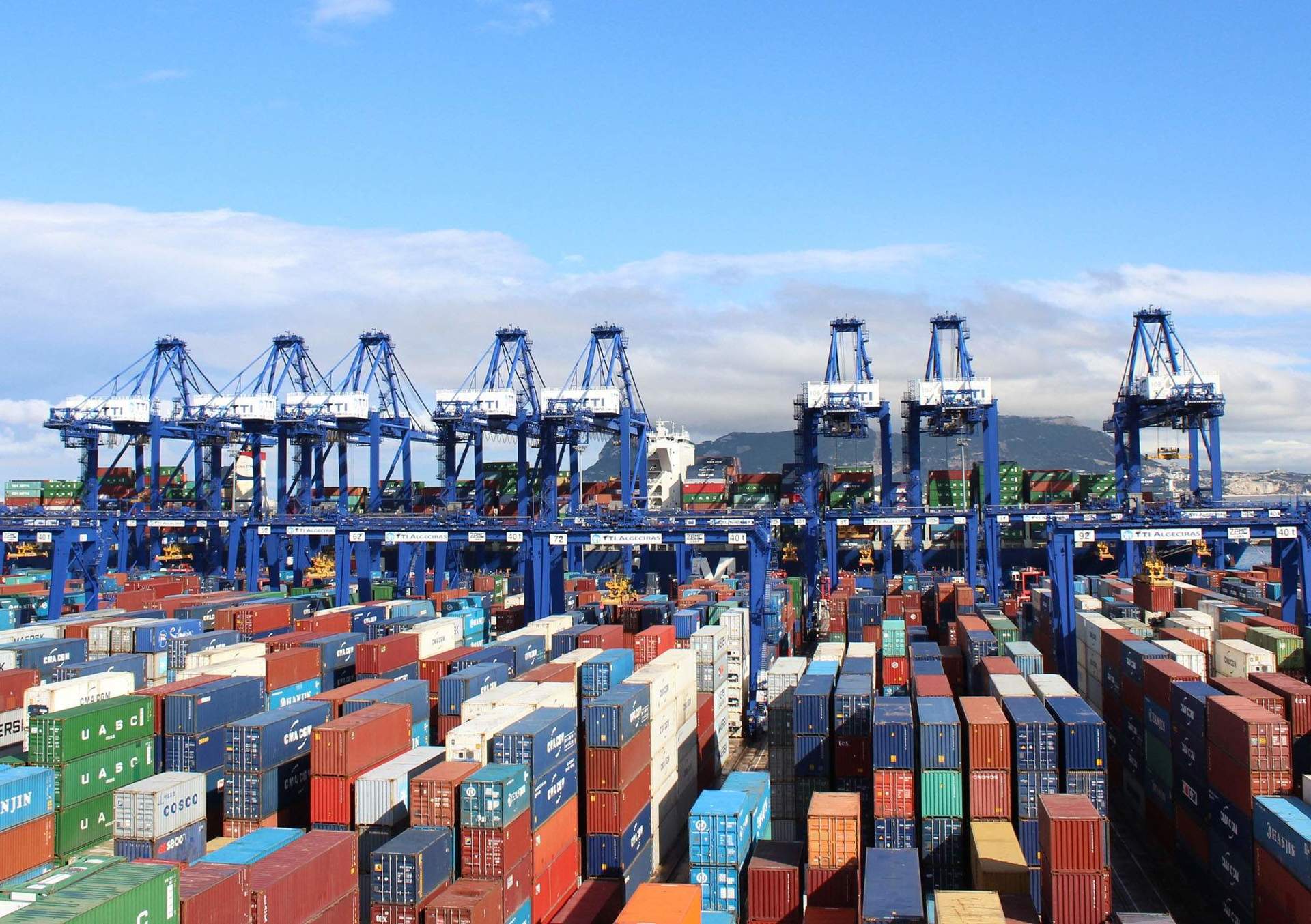 El déficit comercial se redujo en enero un 5,7%, a 3.728 millones, con caída de exportaciones e importaciones
