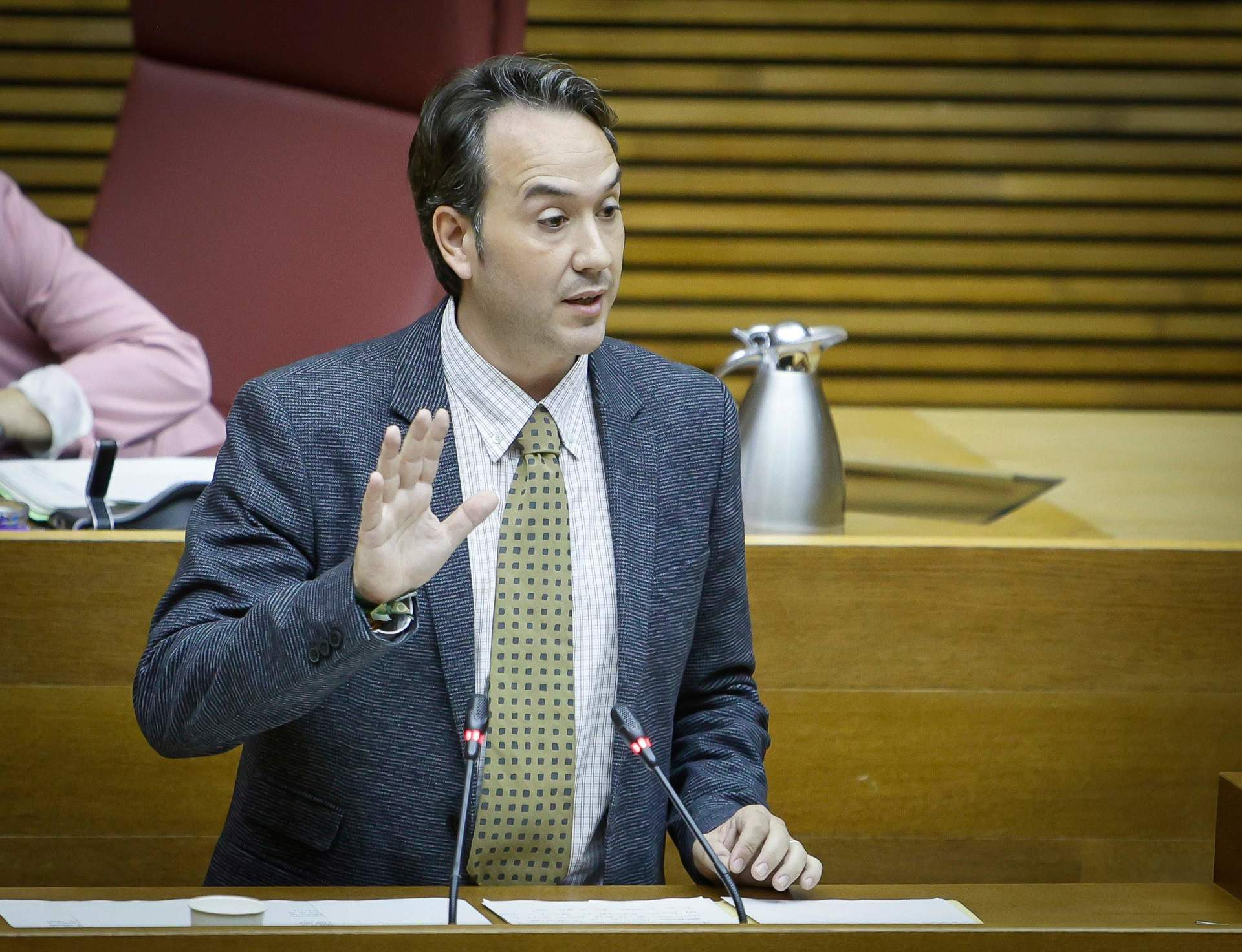 El PSOE pide la máxima multa a un concejal de Vox de Burriana (Castellón) que quitó una placa de víctimas
