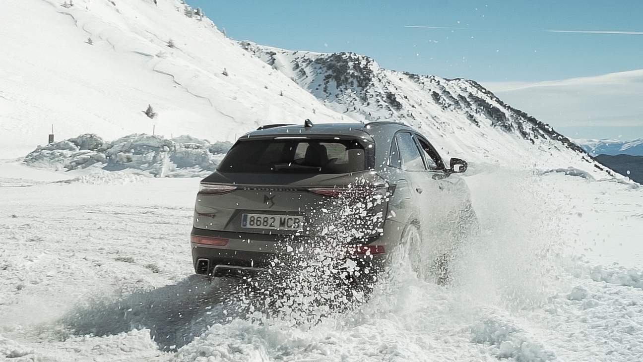 Contar con tracción 4x4 posibilita conducir con total seguridad sobre la nieve. Puede activarse manualmente o de forma automática en función de la adherencia.