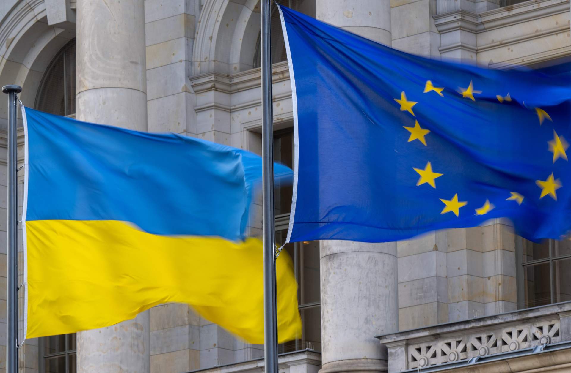 Los líderes de la UE apoyan destinar los beneficios de activos rusos congelados a ayuda militar para Ucrania