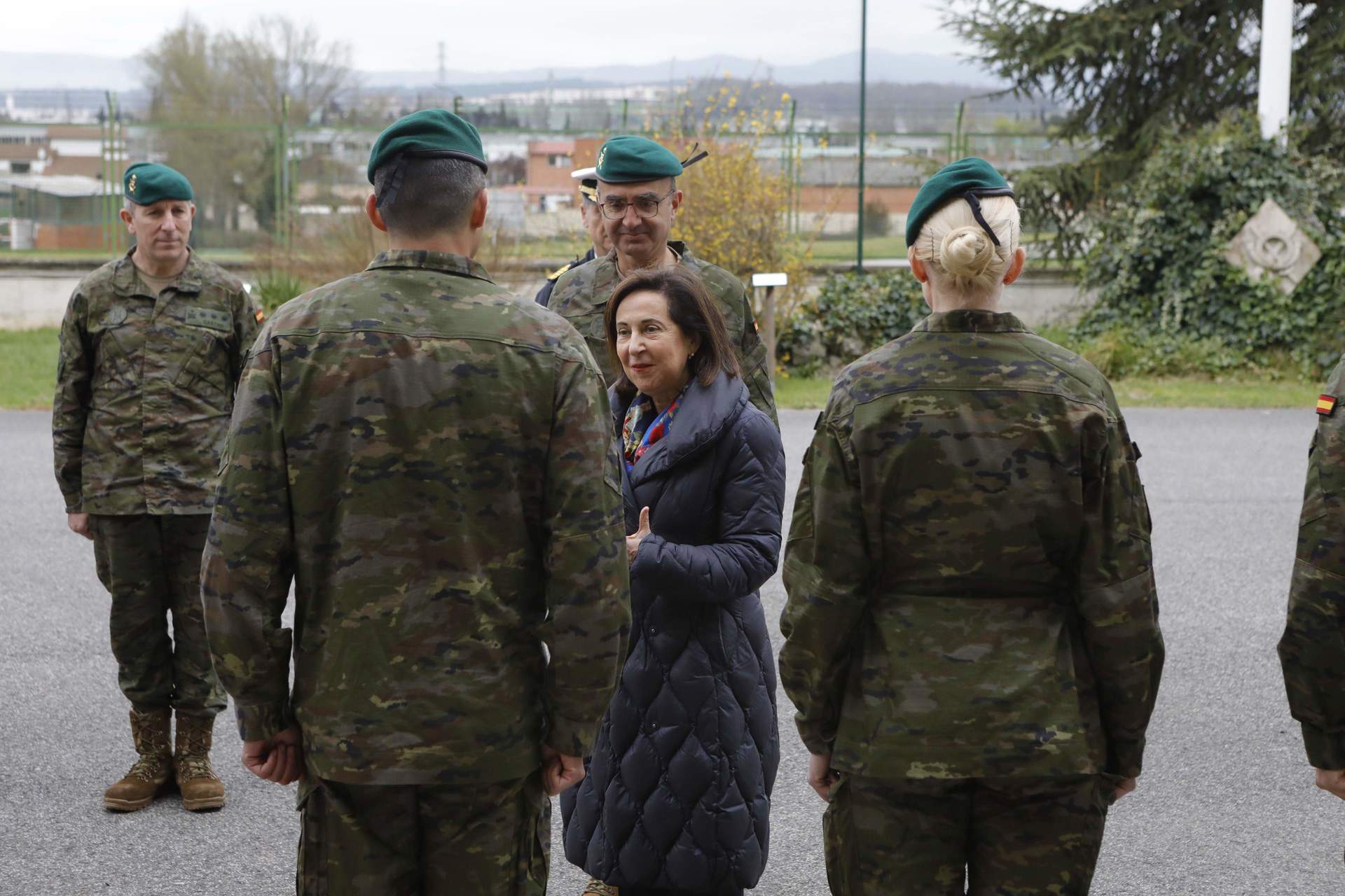 Margarita Robles visita en el acuartelamiento de Aizoáin (Navarra)a los nueve soldados afectados por hipotermia