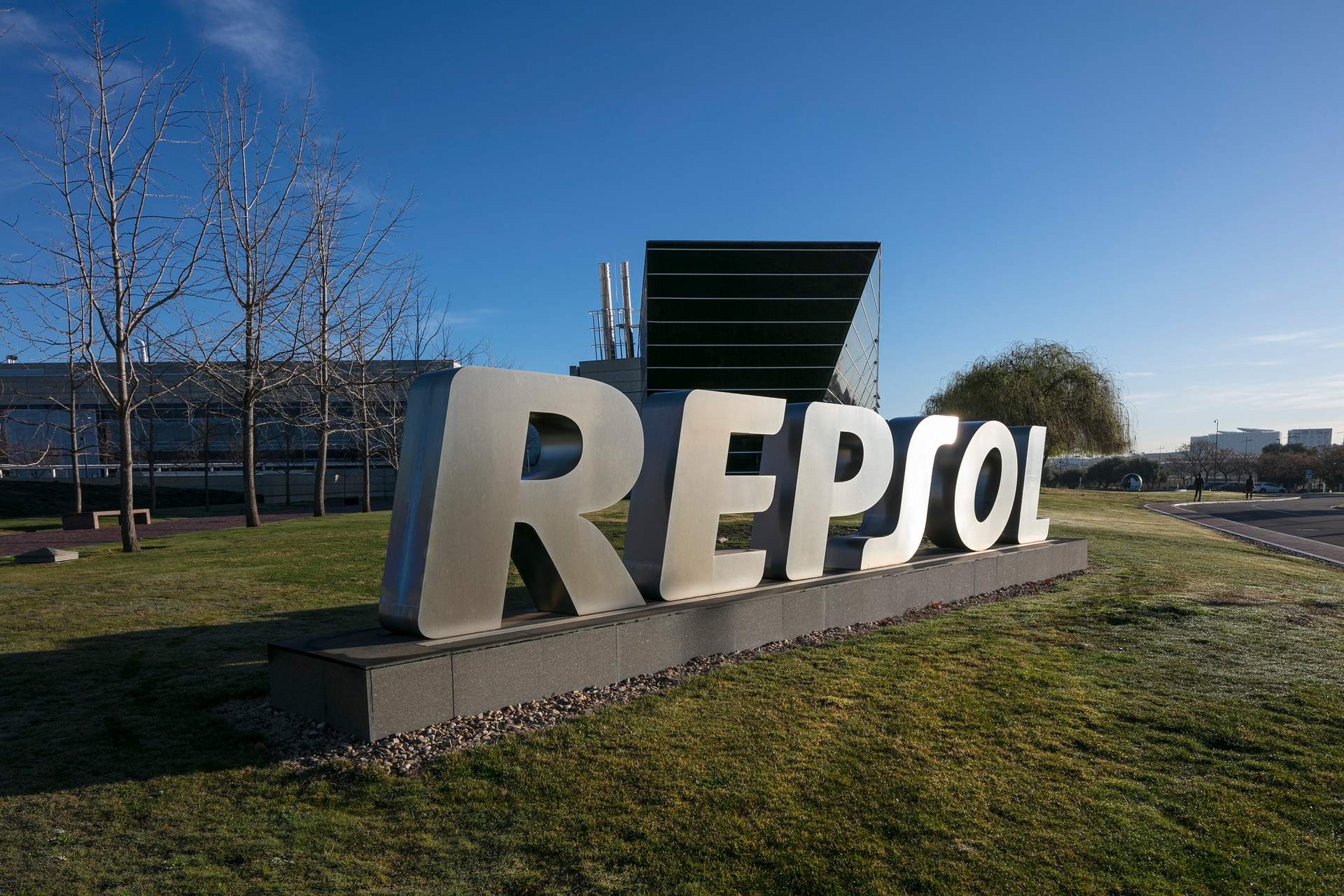 Repsol inicia este martes un programa de recompra de acciones por más de 913 millones de euros