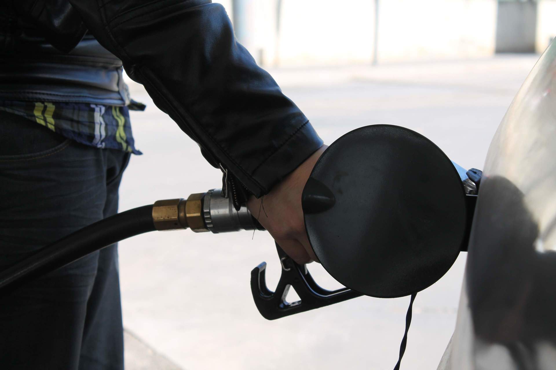 La gasolina toca máximos del año en plena Semana Santa, aunque llenar el depósito será más barato que en 2023