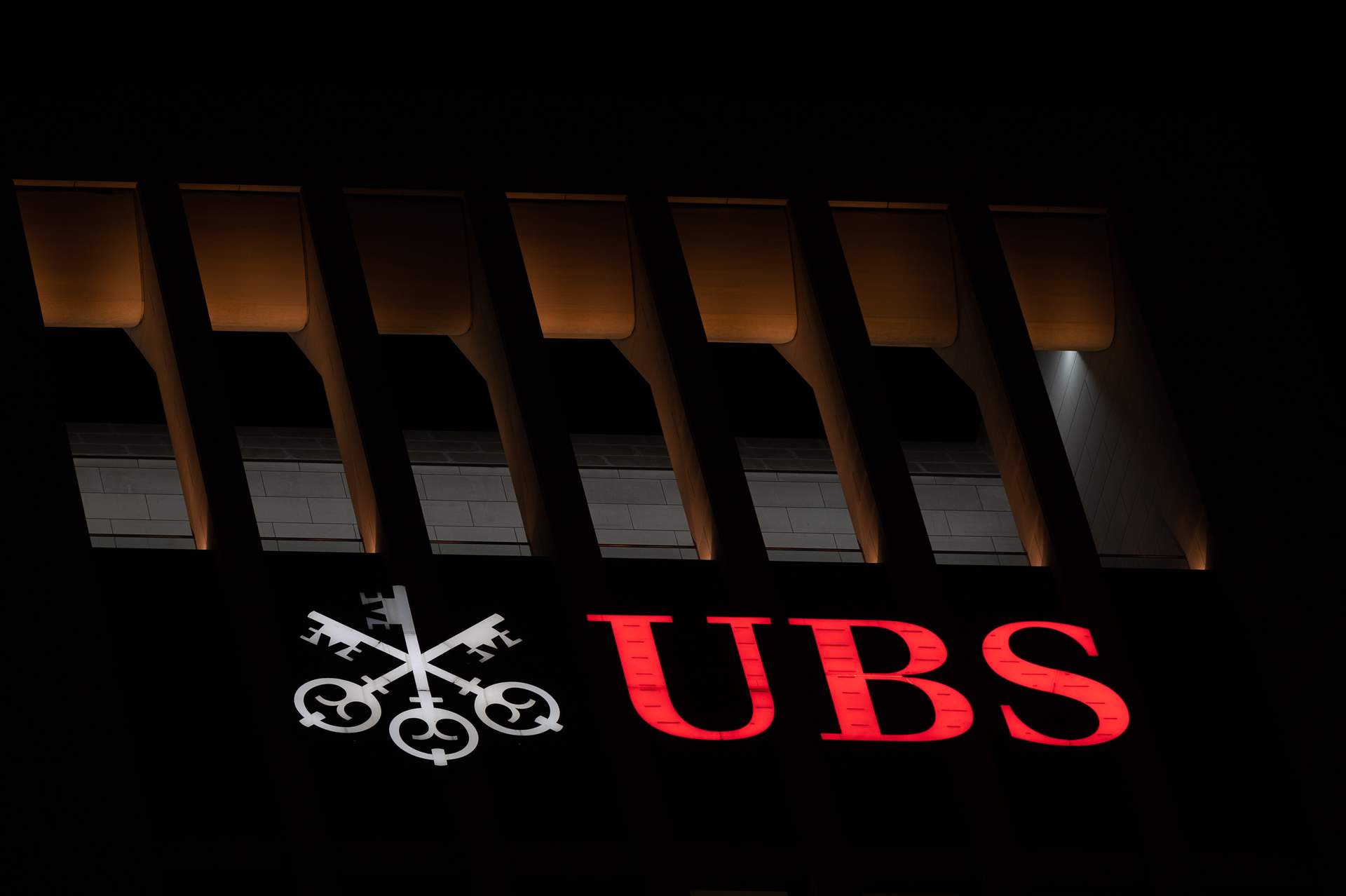 El consejero delegado de UBS percibió un sueldo de 14,4 millones de euros en 2023
