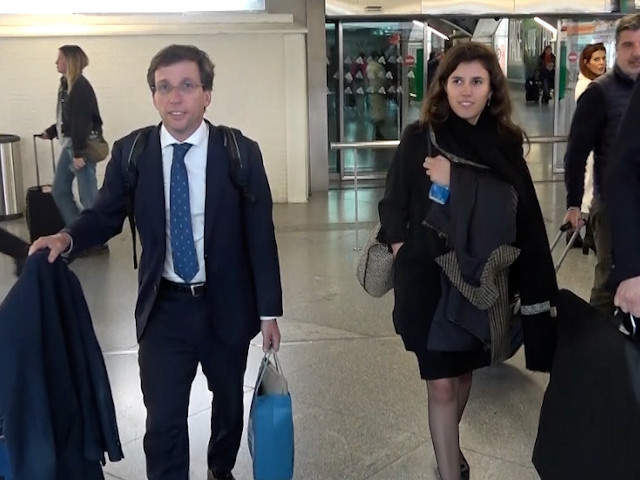 José Luis Martínez-Almeida y su pareja, Teresa Urquijo, regresan a Madrid tras unos días en Málaga