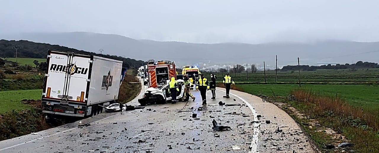Al menos dos fallecidos en una colisión entre un camión y un turismo en Ágreda (Soria)