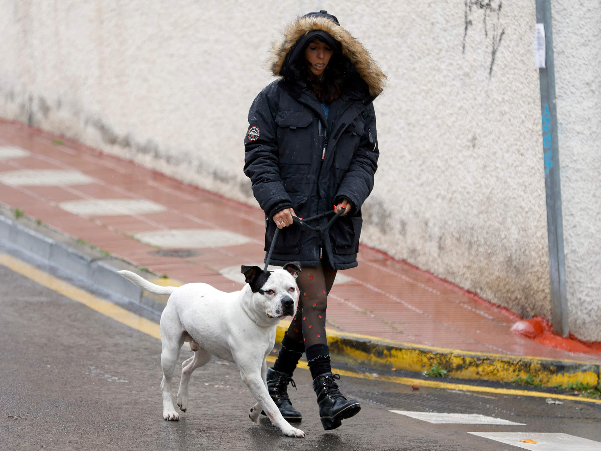 Paola Olmedo, triste y cabizbaja, pasea bajo la lluvia tras su separación