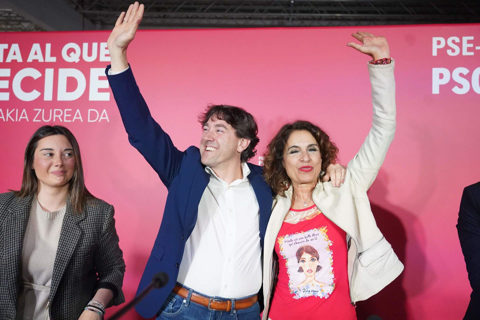 El secretario general del PSE-EE, Eneko Andueza, y la vicesecretaria general del PSOE y vicepresidenta primera del Gobierno, María Jesús Montero en la apertura de campaña en Bilbao.