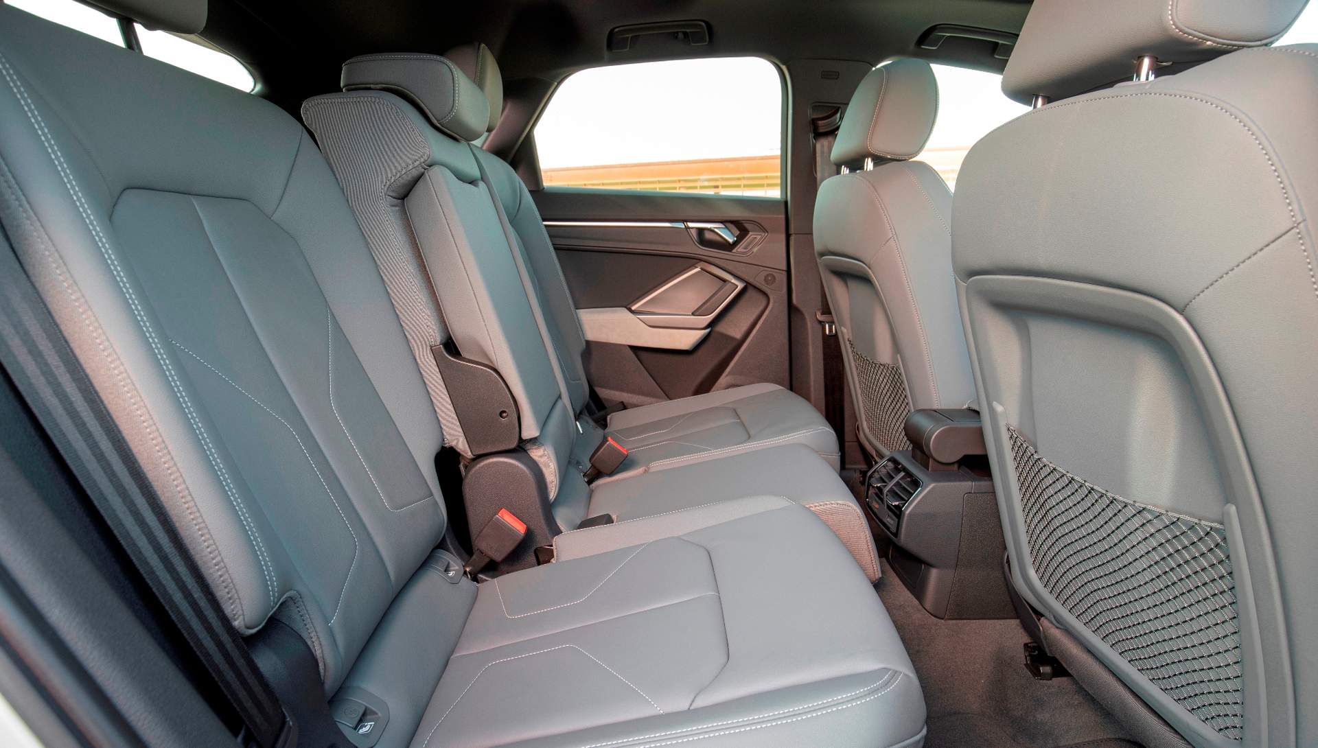Al poder desplazarse longitudinalmente  13 cm los asientos traseros se puede modular tanto el volumen del maletero como el espacio disponible para las piernas de los pasajeros.